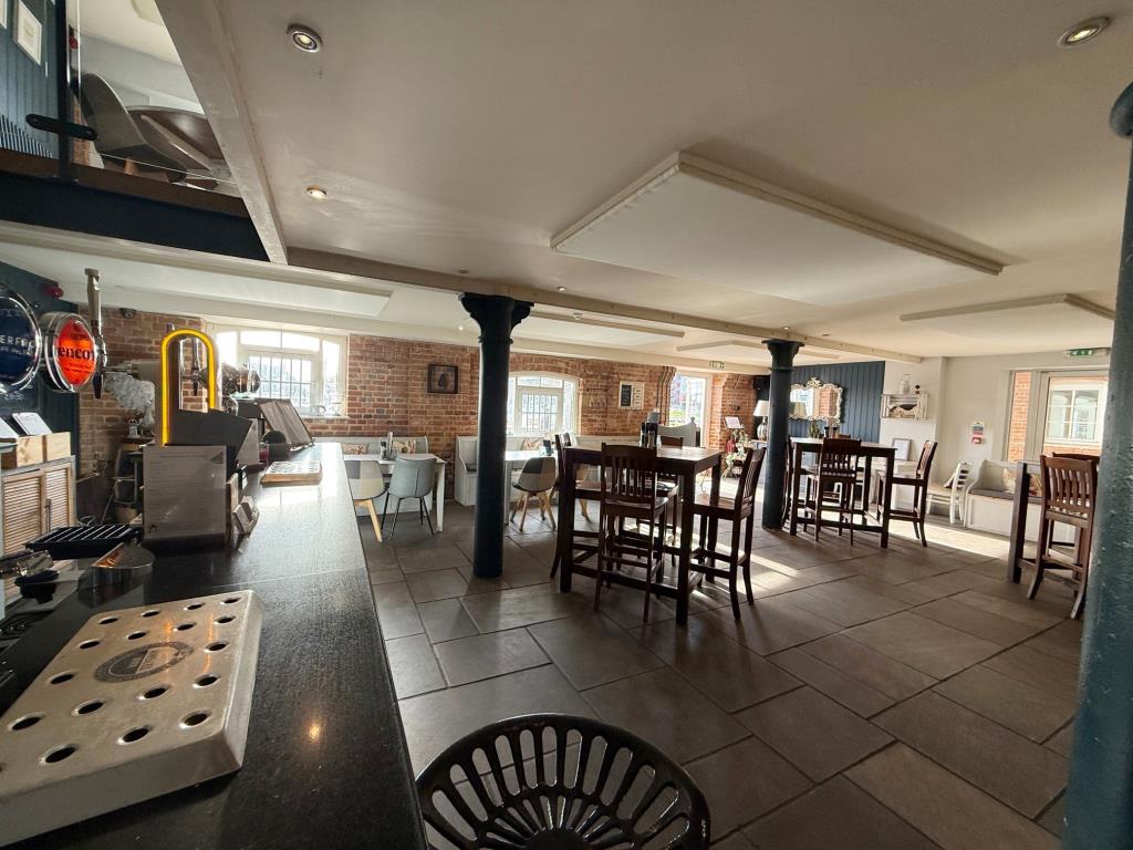 Lot: 70 - RESTAURANT IN MARINA LOCATION WITH POTENTIAL - Alternative view of the ground floor from the bar